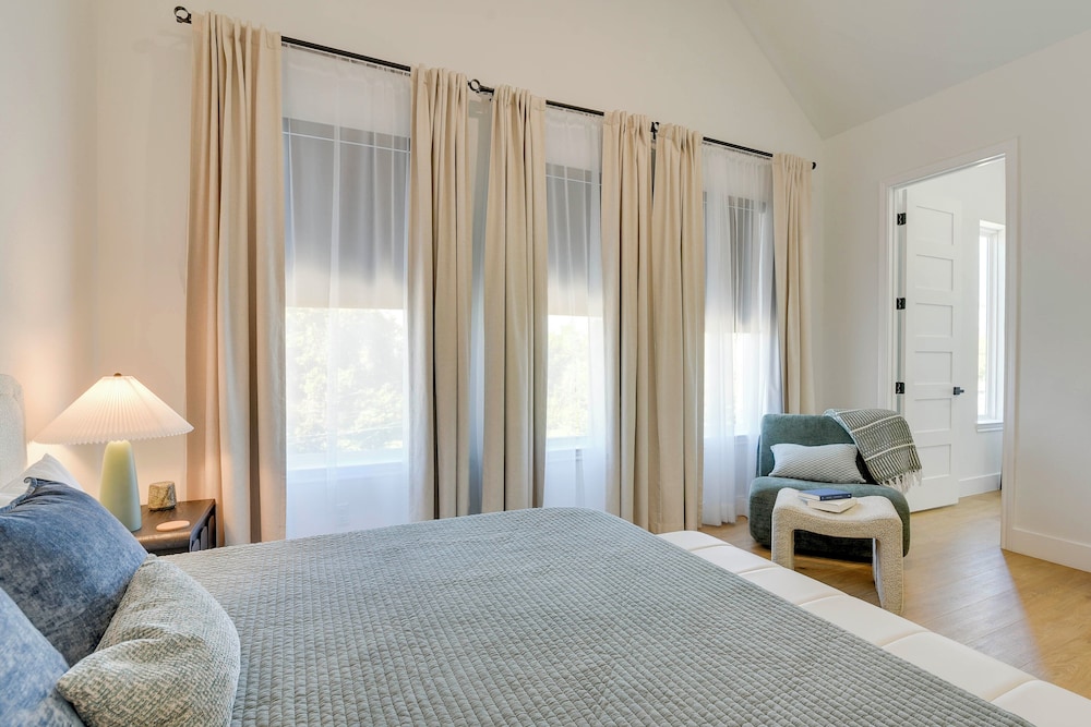 2 Mi to Dtwn Houston: Stylish Retreat w/ Balcony