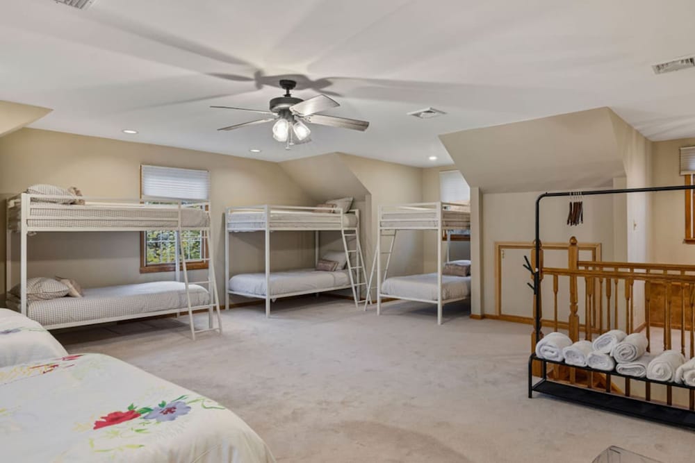 Peaceful Mini Mansion Sleeps 18