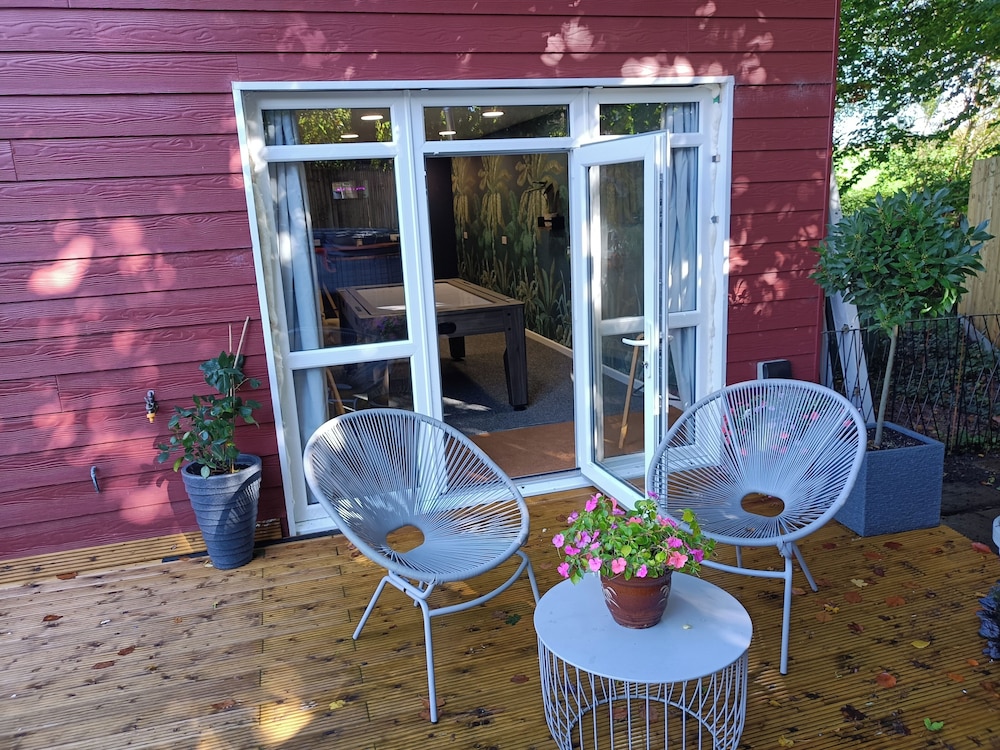Romantic Chalet- Hot Tub- Games Room-stream-views