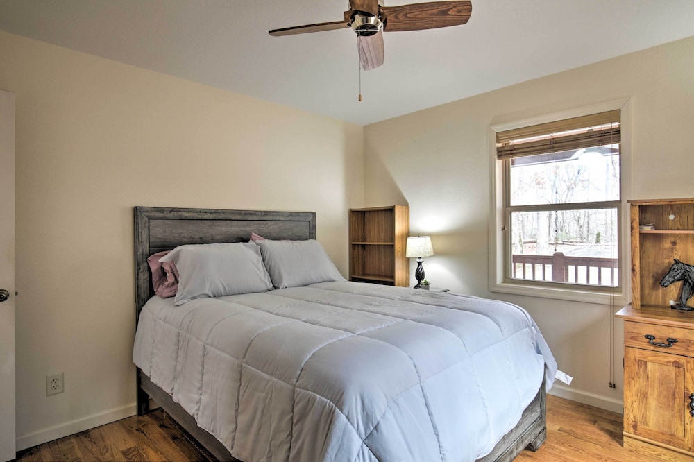 Cozy Hayesville Retreat w/ Deck & Mtn Views! view 5