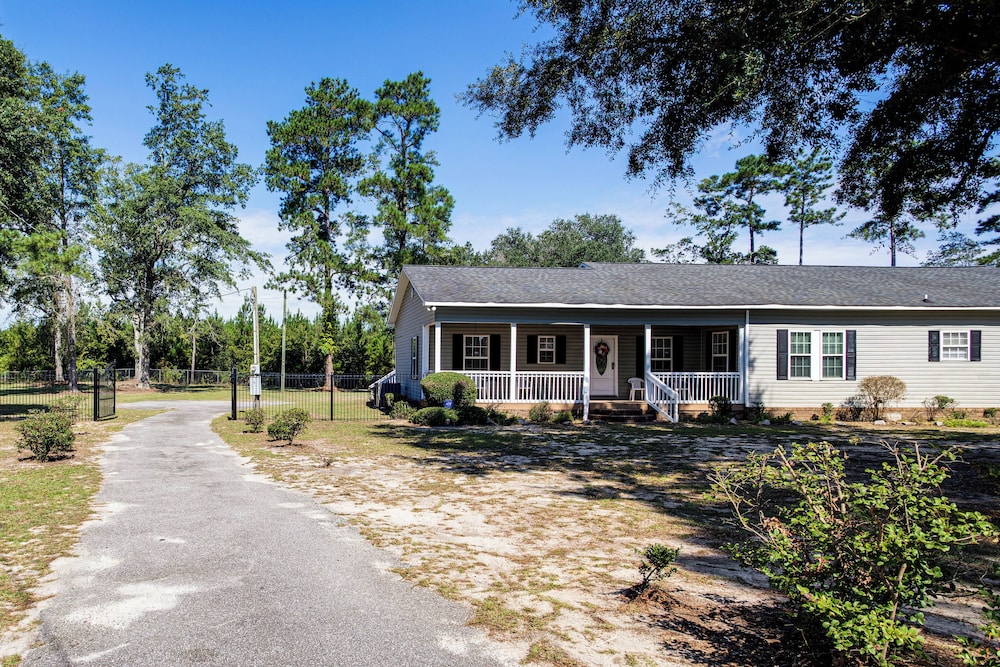 Large Yard & Historic Charm: Orangeburg Retreat!