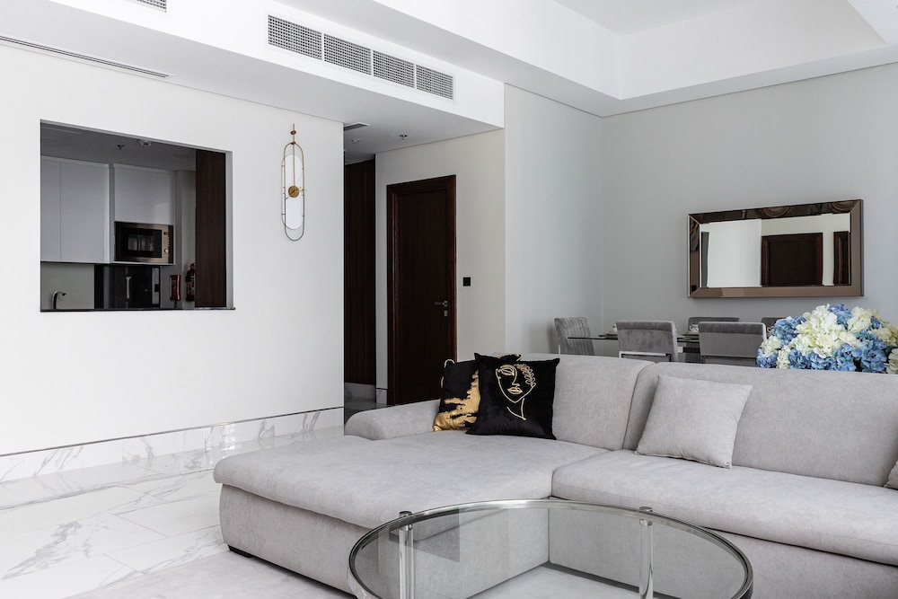 GLOBALSTAY. J One Tower Apartments