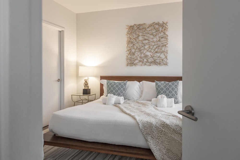 Deedee's Sky Rise Apartments - Newport 2