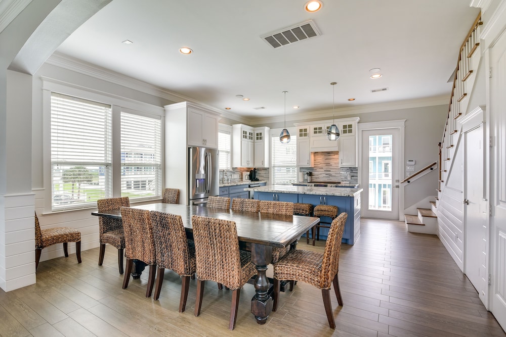 Walk to Ocean: Beach House w/ 2 Decks in Galveston