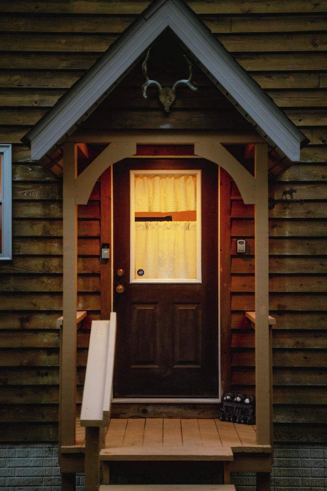 Cheerful Two Bdrm Cabin With Hot Tub & Pet Friendly