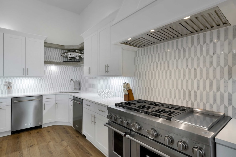 7 Bedroom Serentiy Sands Cottage with Heated Pool and Spa