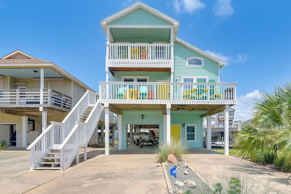 Boat Slip + Decks: Waterfront Gem Near Galveston!