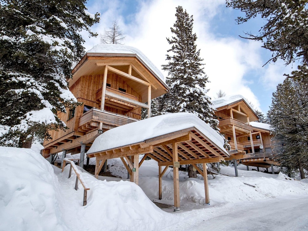 Cozy Chalet With hot tub