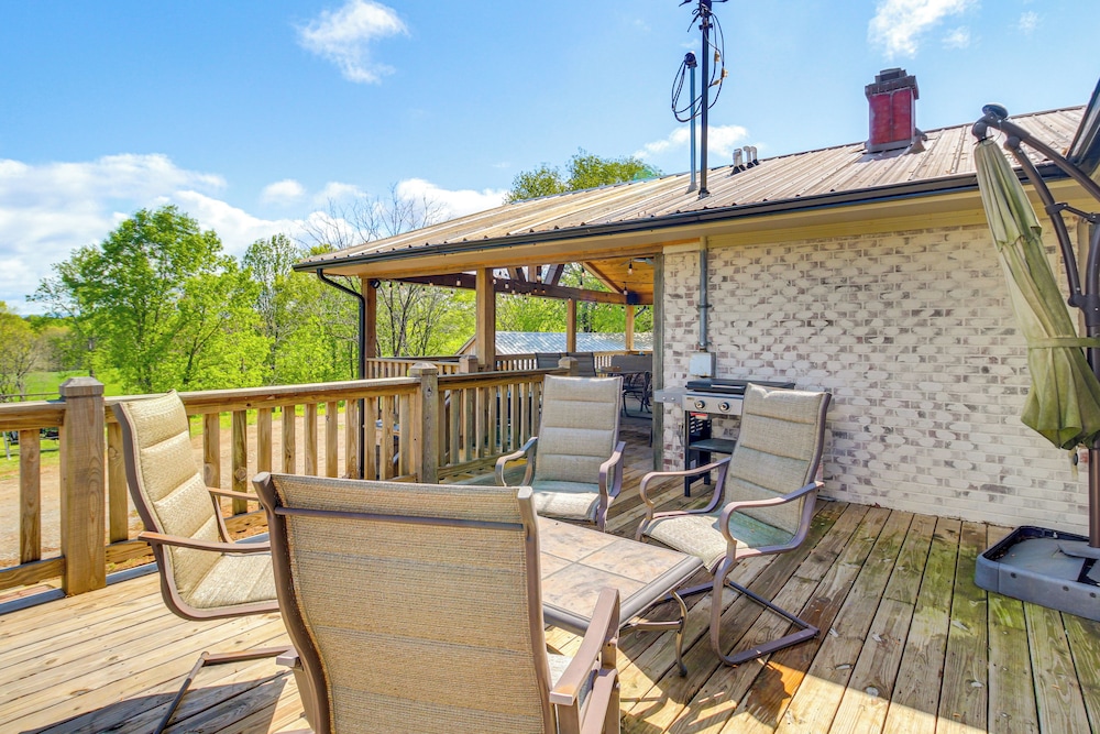 Deck & Yard: 'margy's Farmhouse' in Jasper