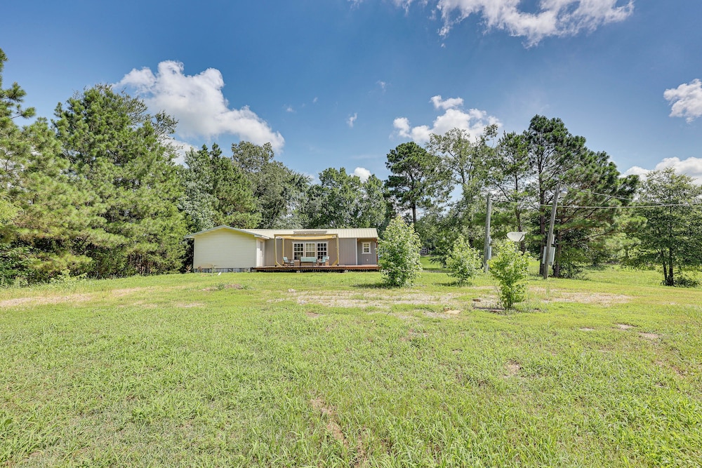 5 Mi to Lake Ouachita: Peaceful Cabin Retreat