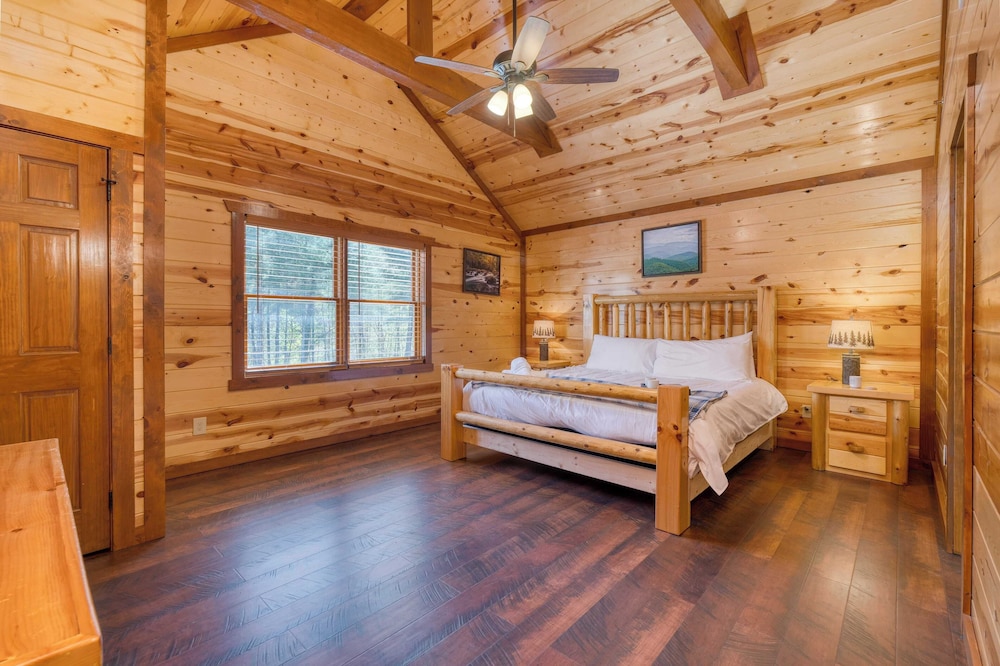 Dolly's Lodge by Avantstay Sleeps 28 - Luxe Smokies Cabin Game Room, Hot Tub, Views, Near Attractions