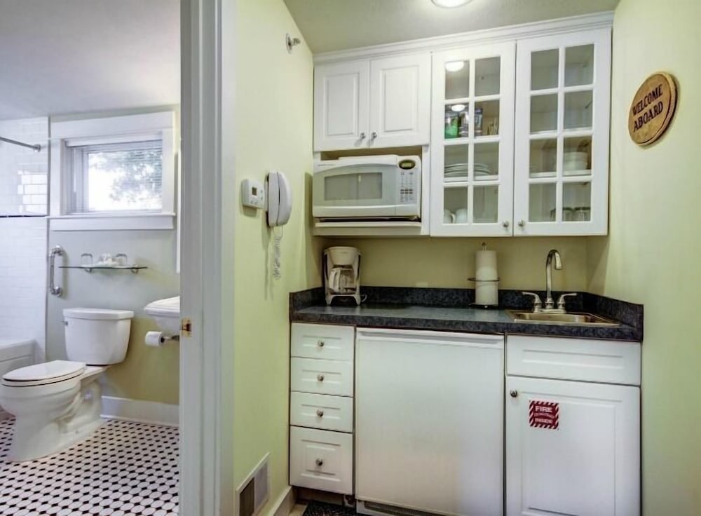 Captain's Cottage Suites