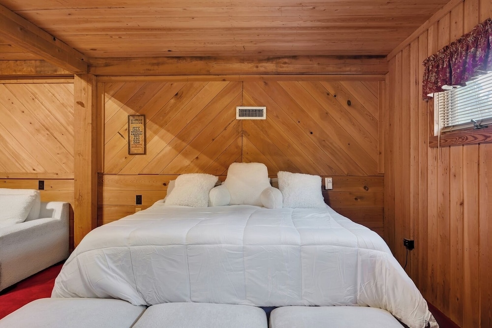 Pet-friendly 3BR Lake House Firepit + Pier