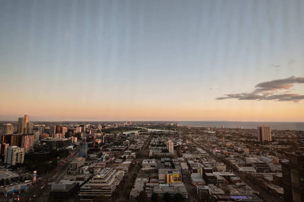 Central 2 Bedroom Apartment in Southbank view 3