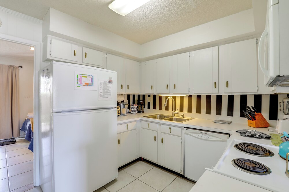 650 Feet to the Beach! Arcadian Shores Townhome