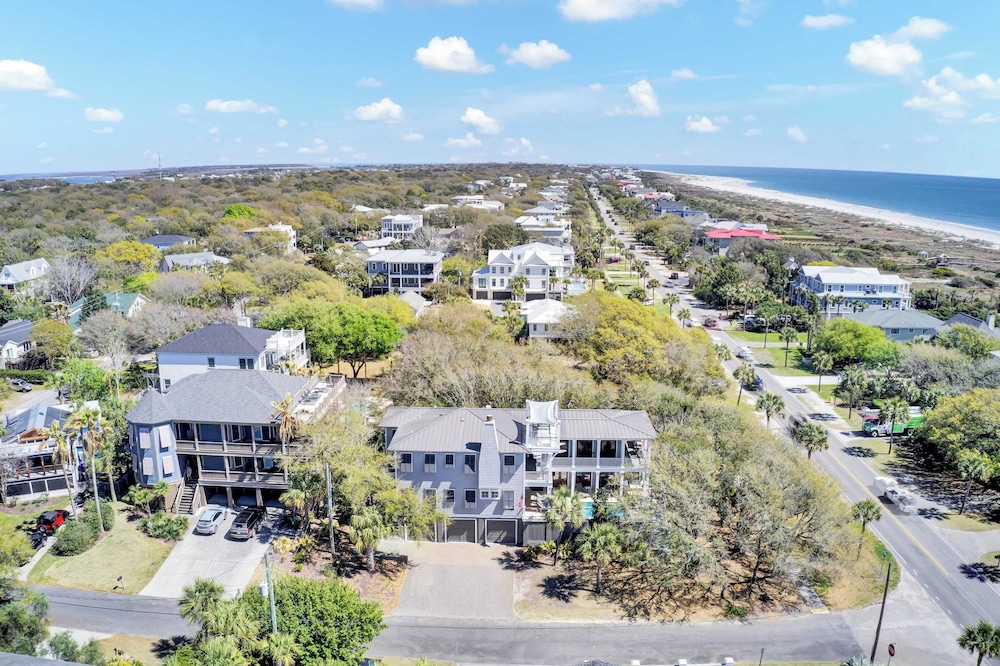 Steps to the Beach! Pool, Gym, Game Room, Movie Theater 3301 Palm by Avantstay