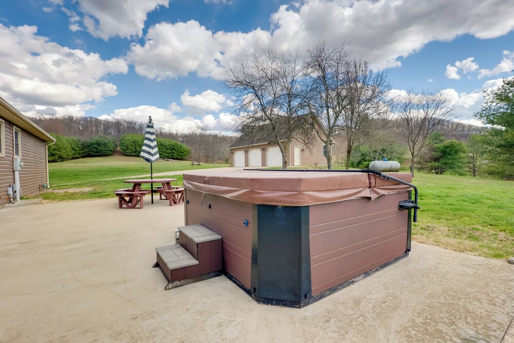 Game Room & On-site Pond: Laurelville Retreat!