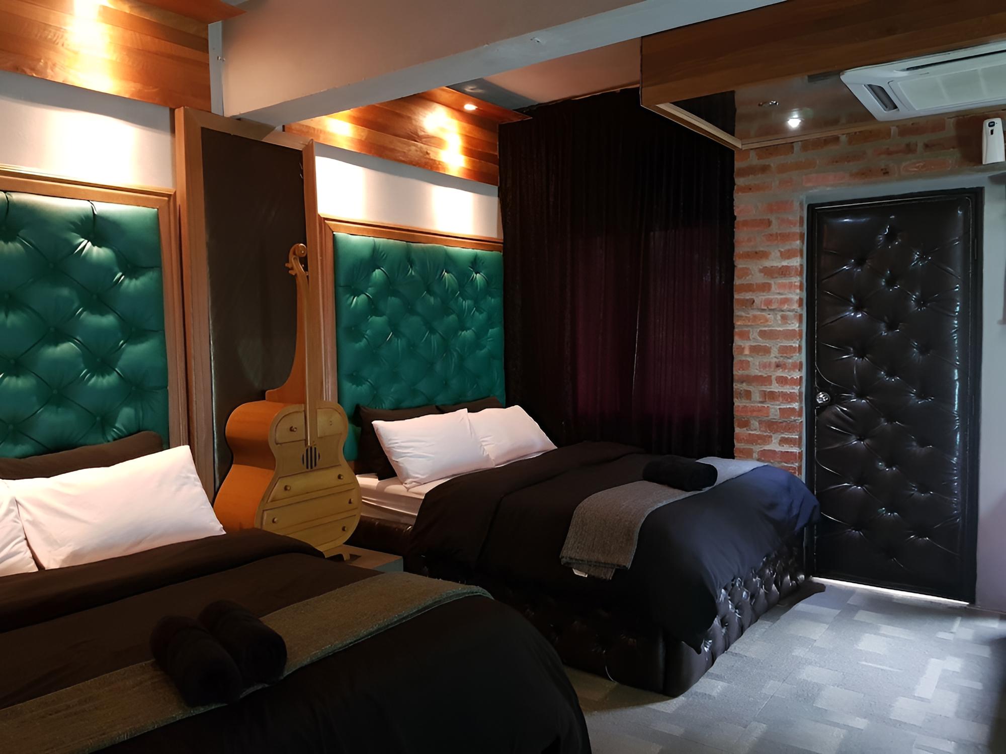 Bunker Hotel & Restaurant