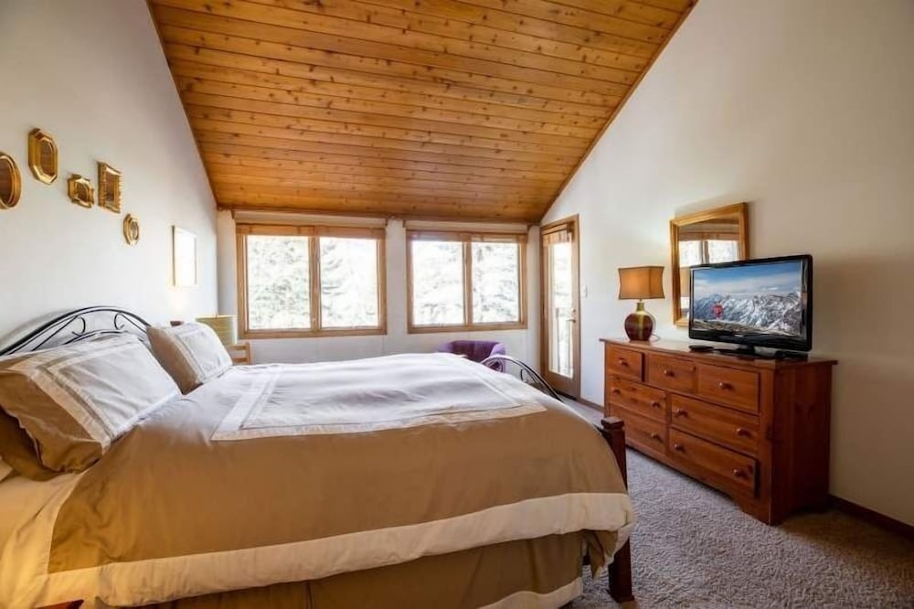 Townsend Place With Largest Outdoor Hot Tub and Ski-in Ski-out Access by Redawning - Property Image 2