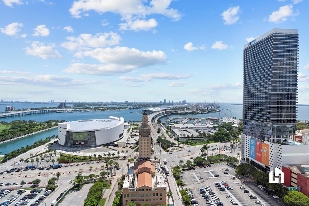Stylish Apartments with Partial Ocean Views in Downtown
