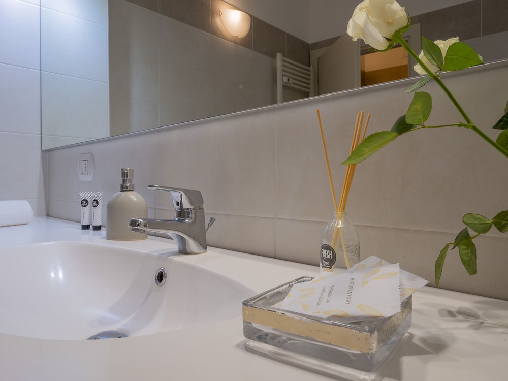 Corso Venezia - Elegant 1 BR apt With Shared Rooftop Terrace in the Heart of Milan