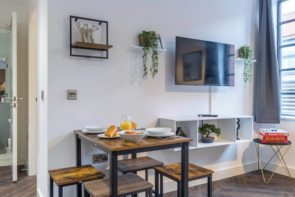 1 Bed Flat - Sleeps 4 - Pets - Parking - Wifi