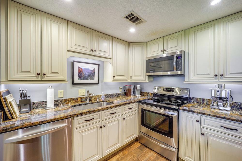 3 Mi to Sugar Mtn Resort: Condo w/ Pool & Hot Tub