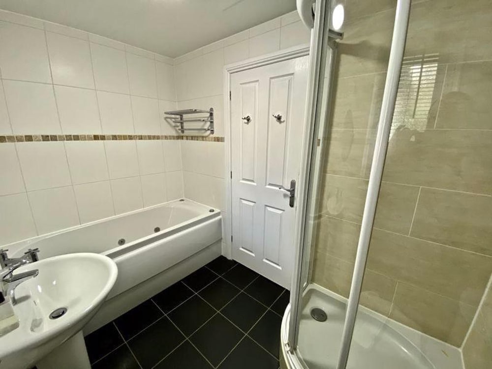 Detached Lakeland Cottage With Private hot tub