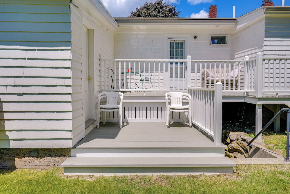 Gloucester Home w/ Large Yard: 1 Mi to Beach!