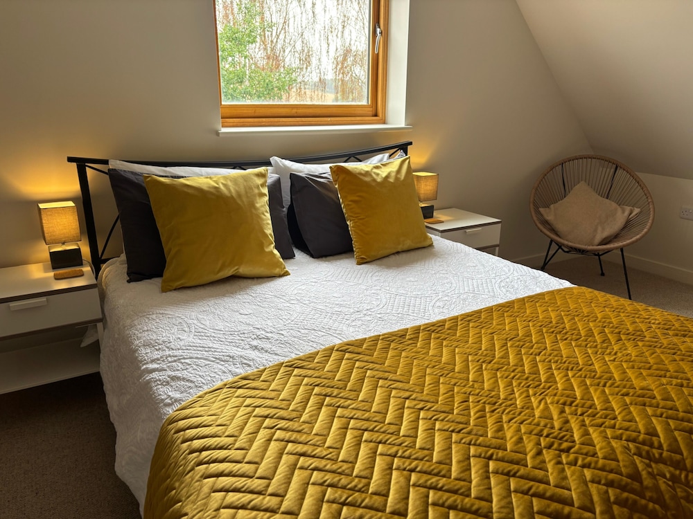 Tranquil Pond View Loft Retreat in Sudbury