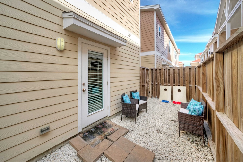 Sleeps 29, 3 Homes Beachside Resort Pool, Walk to the Beach