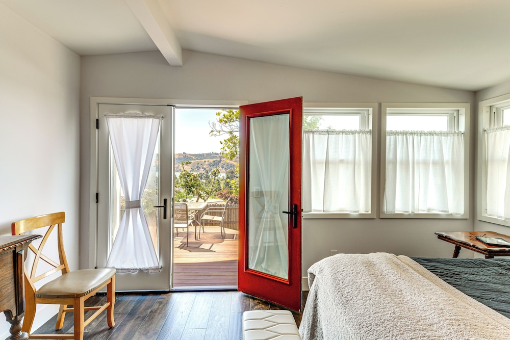 1 Mi to Downtown Benicia: Scenic Cliffside Escape