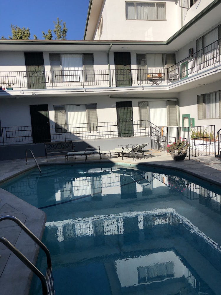 Hollywood Business Suites