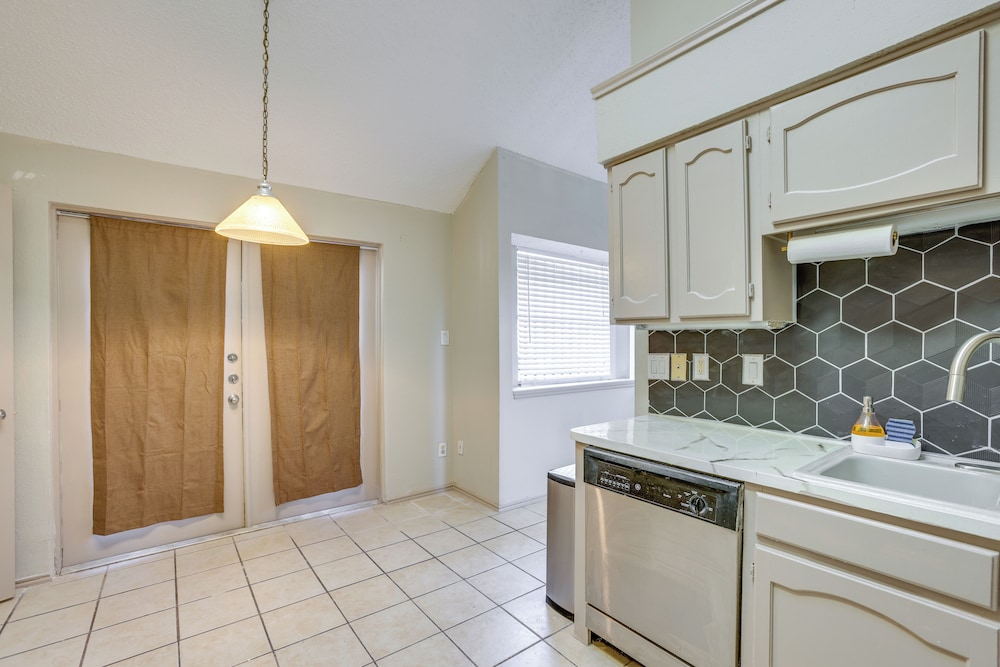 2 Mi to Houston Funplex: Home w/ Private Yard!
