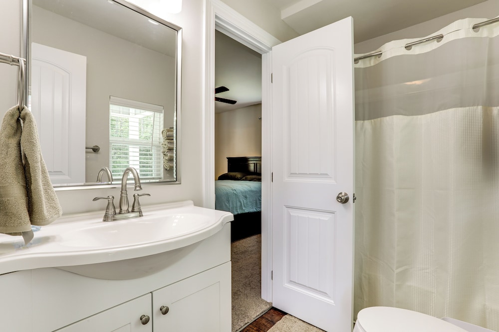 Riverfront Family Retreat w/ Yard in Saint Amant