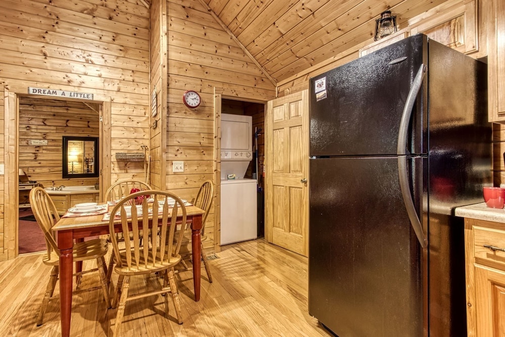 Little Slice Of Heaven -1br 1ba Close To Town And Resort Amenities 1 Bedroom Cabin by RedAwning view 2