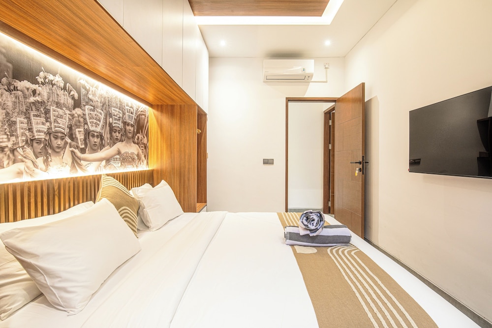 Enchanting 5BR Canggu Villa Moments to Sea
