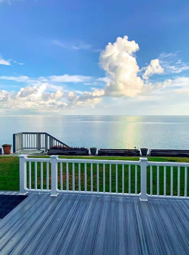 Bayside Paradise 4BR Home w Patio Games Room