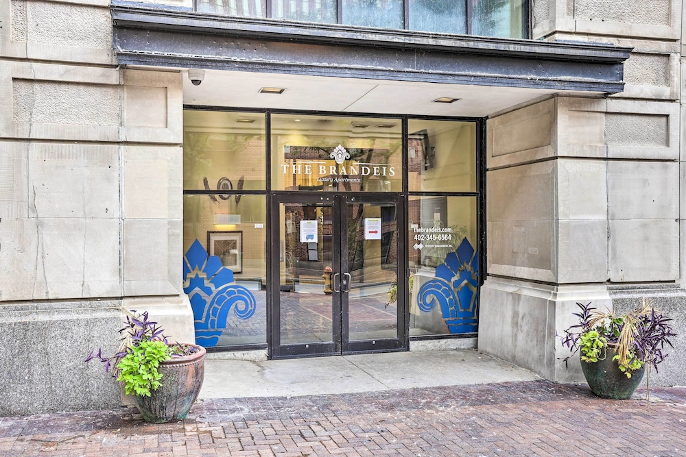 Heart of Dtwn Omaha: Historical Apt w/ Perks view 3