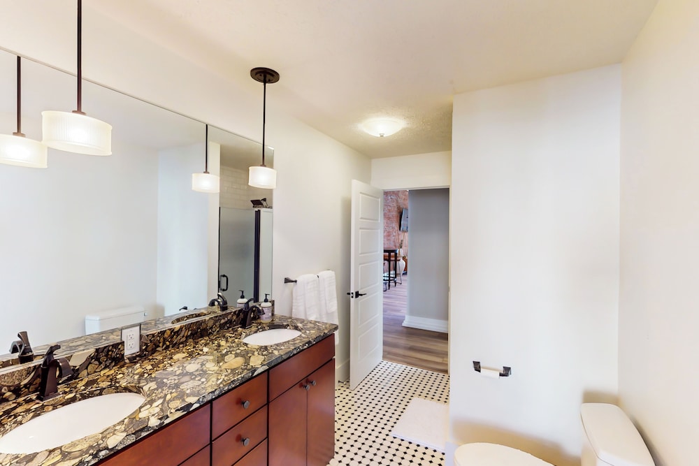 2BR Updated Dtwn Condo: Streaming, Patio, W & D