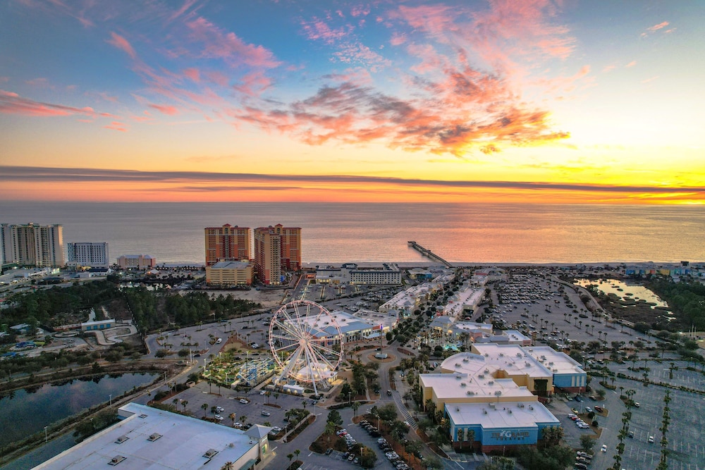 Fall Retreat Condo w Heated Pool Hot tub Pier Pk