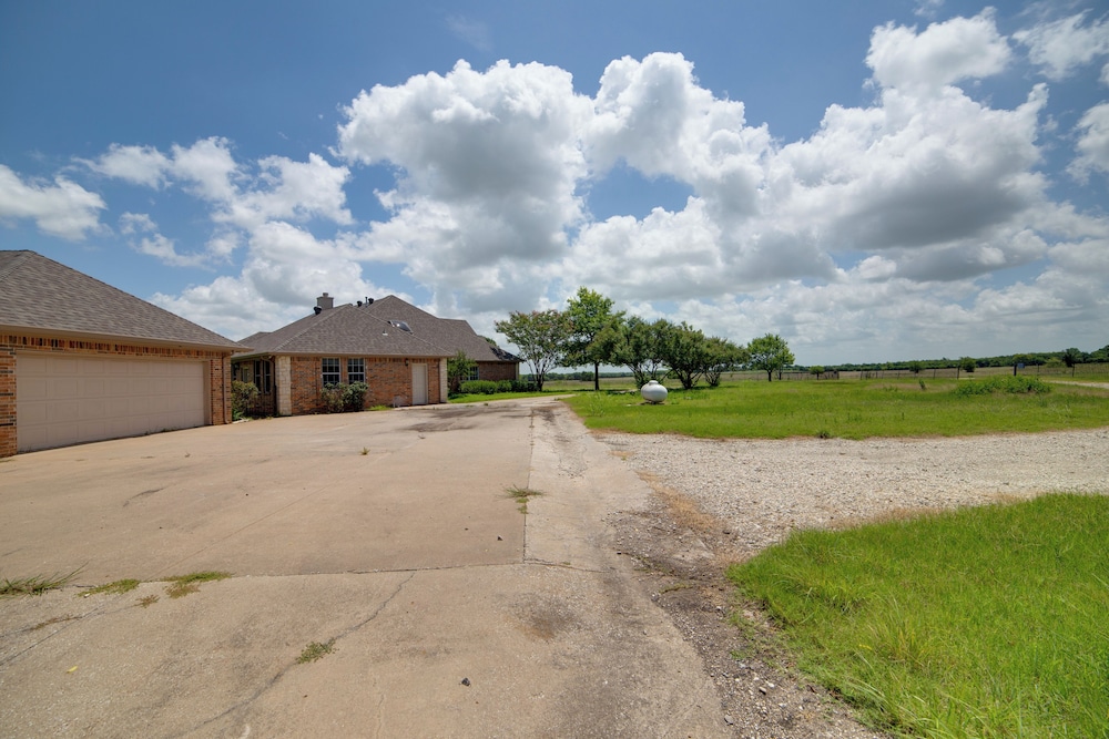 Game Room & Bar: Secluded Getaway in Farmersville