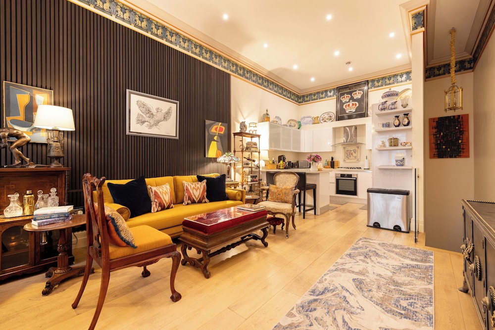 Large 4-bed 8-guests W/patio 1841 House Paddington