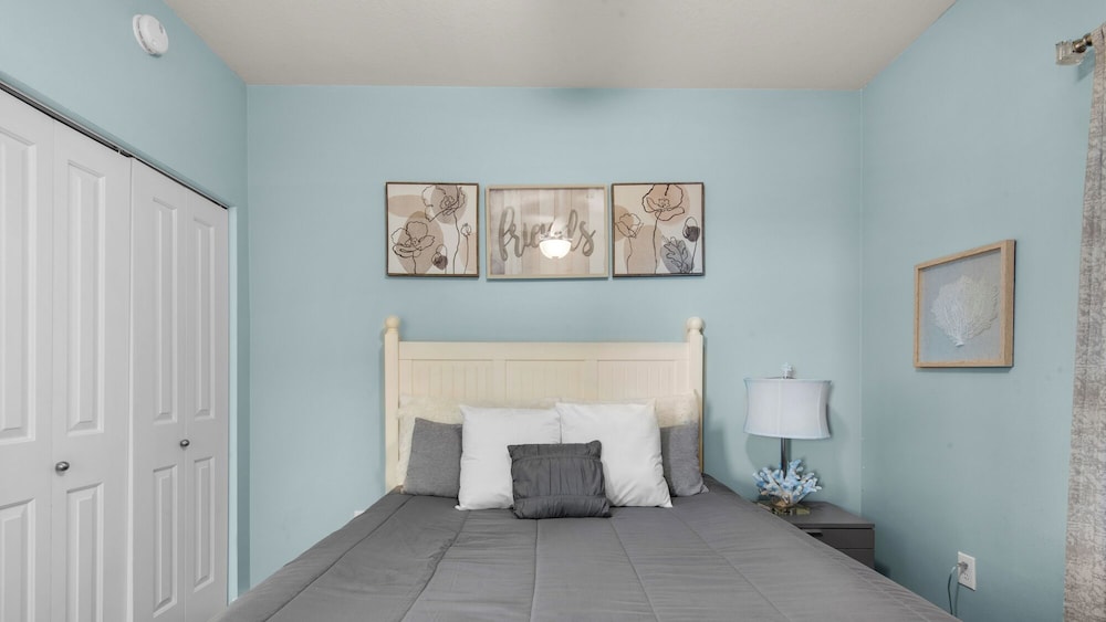 Beachfront Corner Unit w/ Wrap-around Balcony, Close to Attractions!