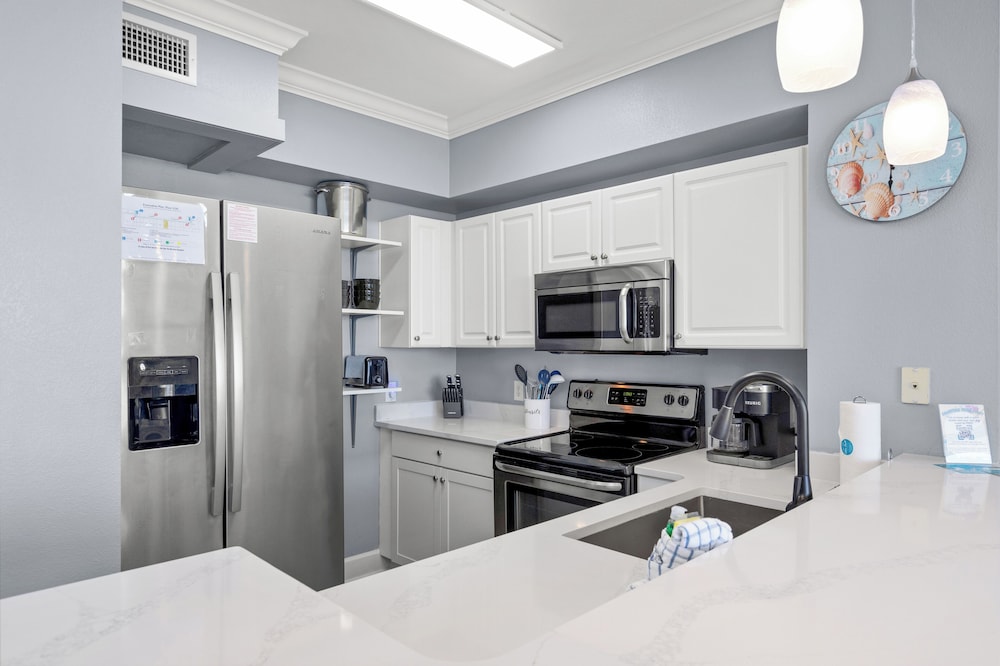 Tidewater Escape: 1br/2ba Beachfront Condo, Sleeps 6, Gulf Views & Comfort!