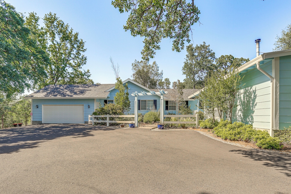 8-acre Retreat: Pool & Stunning Mt Lassen View!