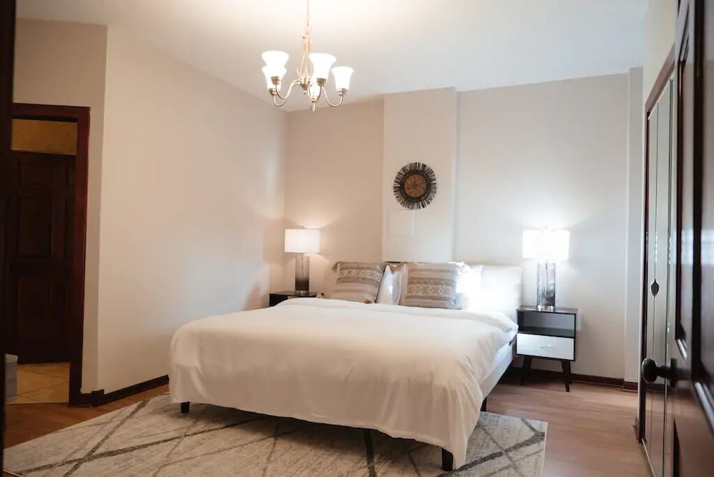 2BR Apt - Central Modern