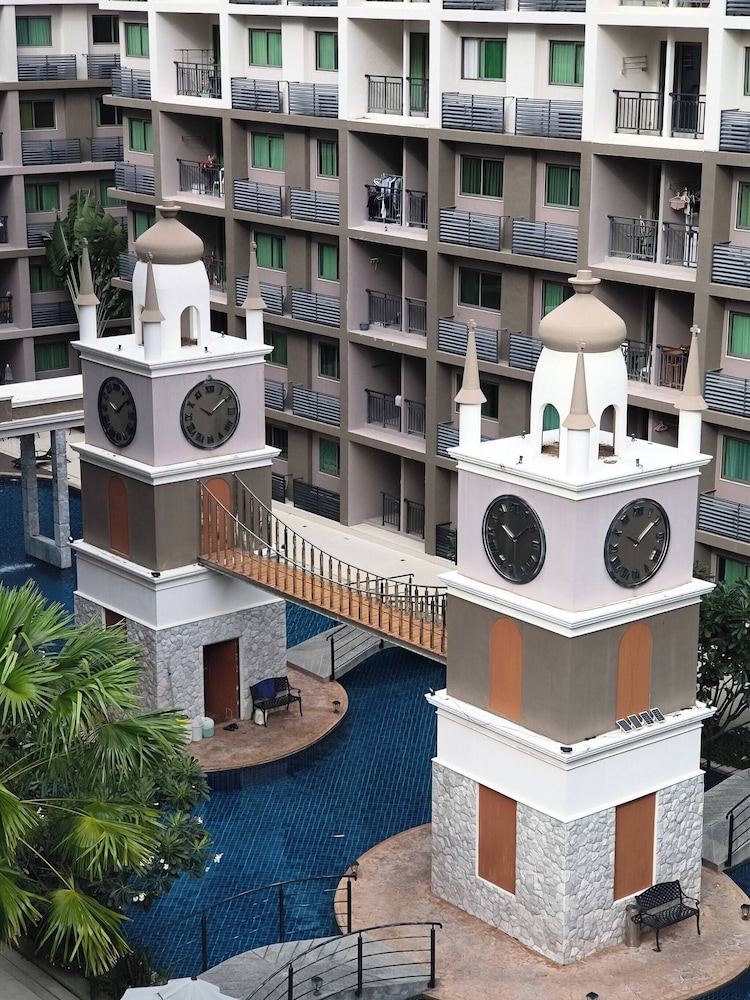 Luxurious Pattaya Apartment With Pool Access