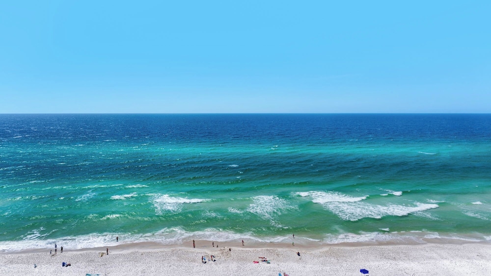 2BR Gulf Front Condo w/ Pool, Gym, Hot Tub + Free Attraction Tickets!