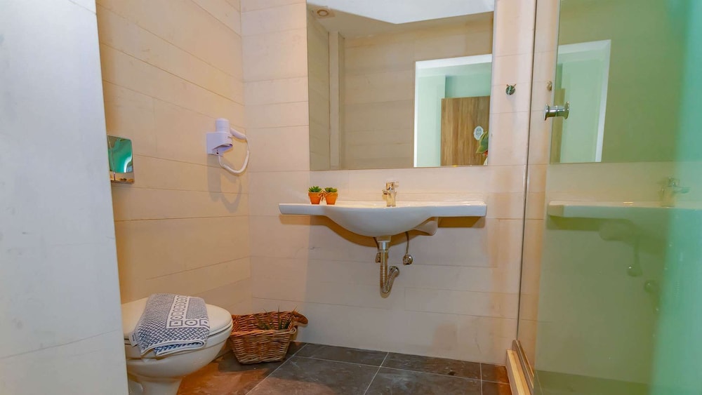 Room in Guest Room - Homric Boutique photo 5